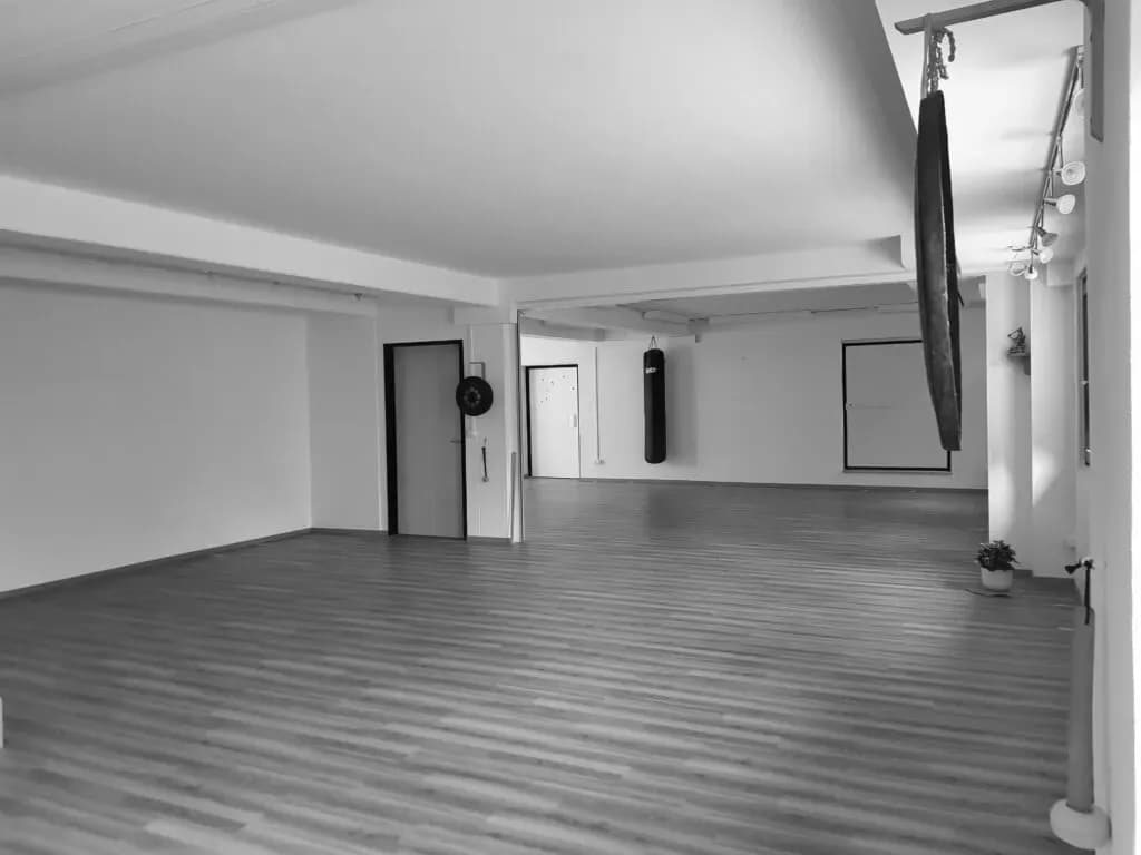 Dojo in Schwarz-Weiß