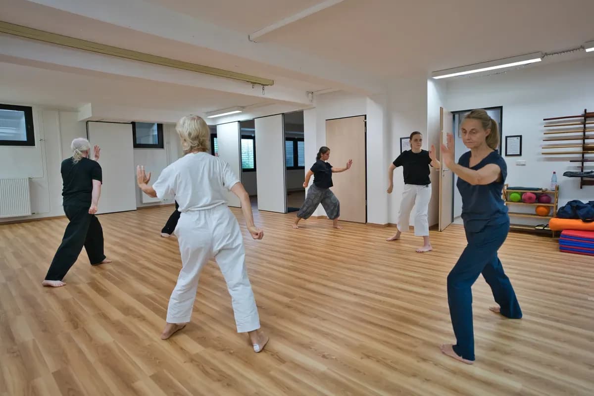 Bewegte Qigong-Form in der Gruppe